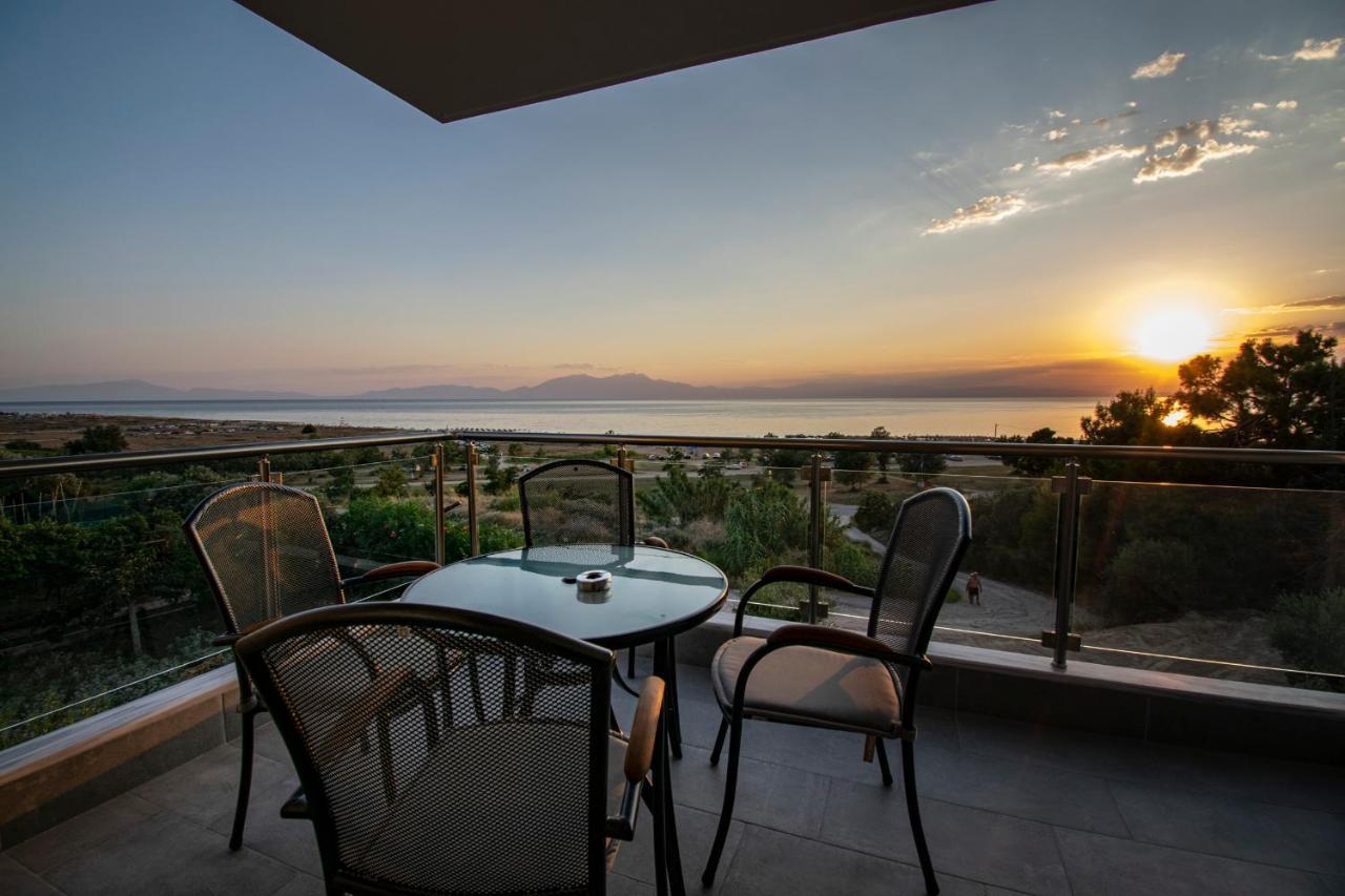 Heraclea Luxury Suites Nea Iraklia Exterior foto