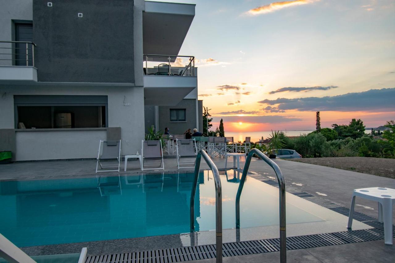 Heraclea Luxury Suites Nea Iraklia Exterior foto